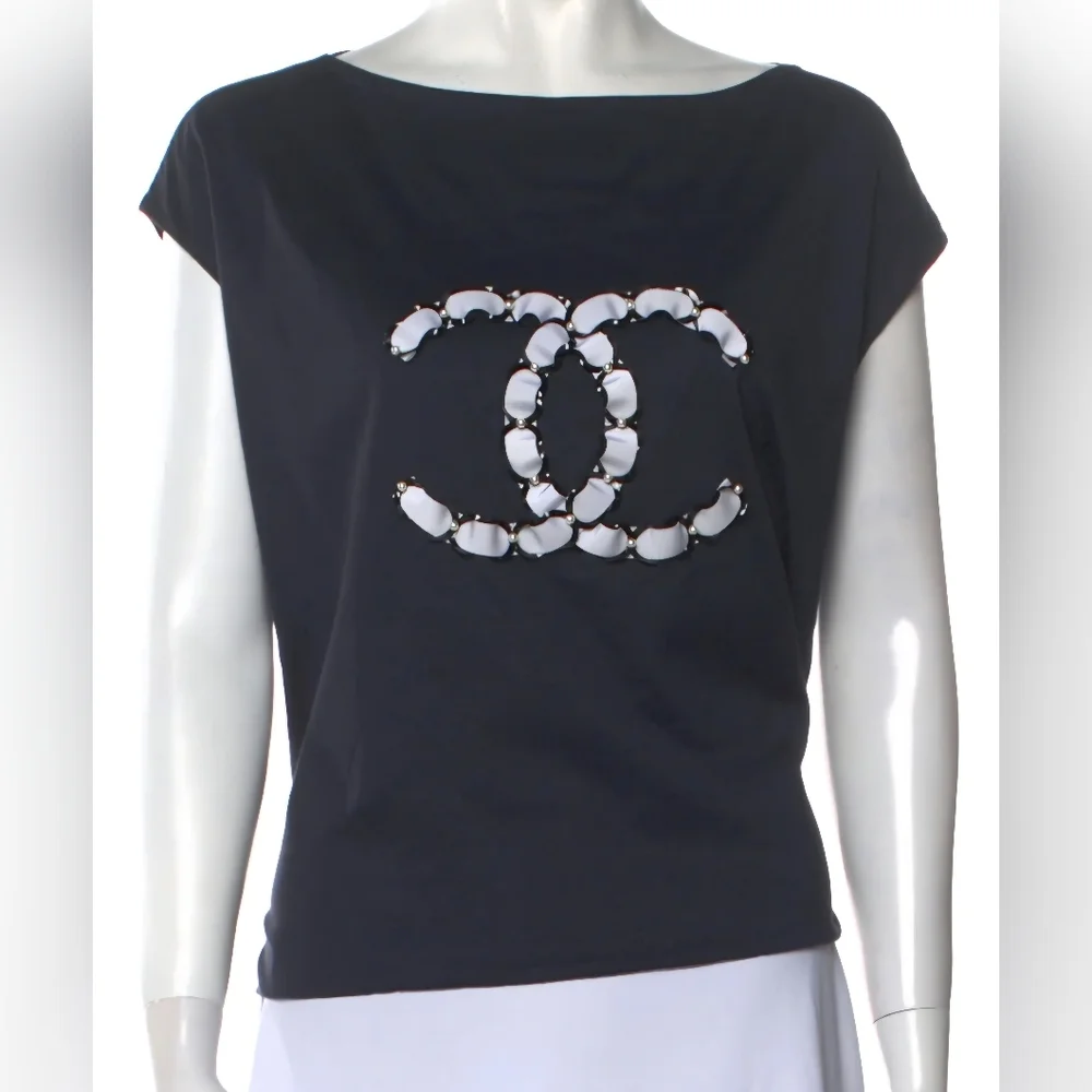 CHANEL stylish muscle